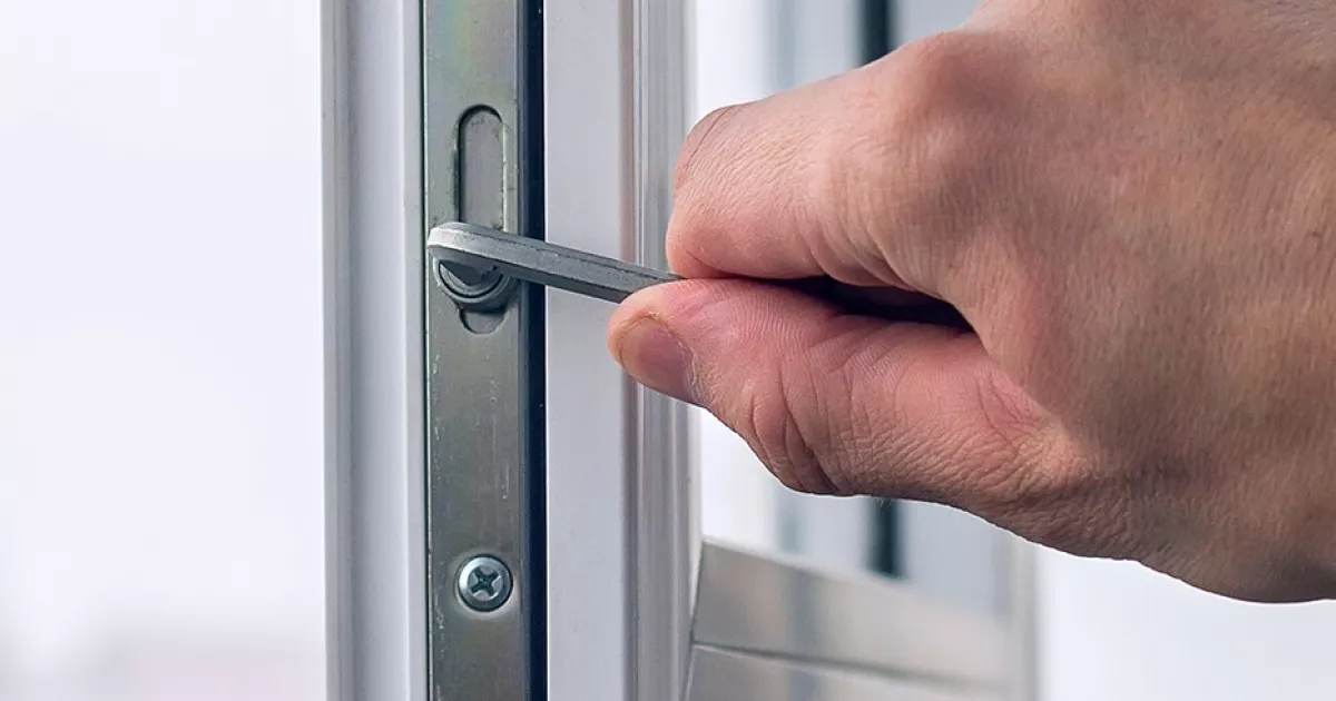 Більше не 'сифонитимуть': українка показала простий лайфхак, як самостійно відрегулювати пластикові вікна