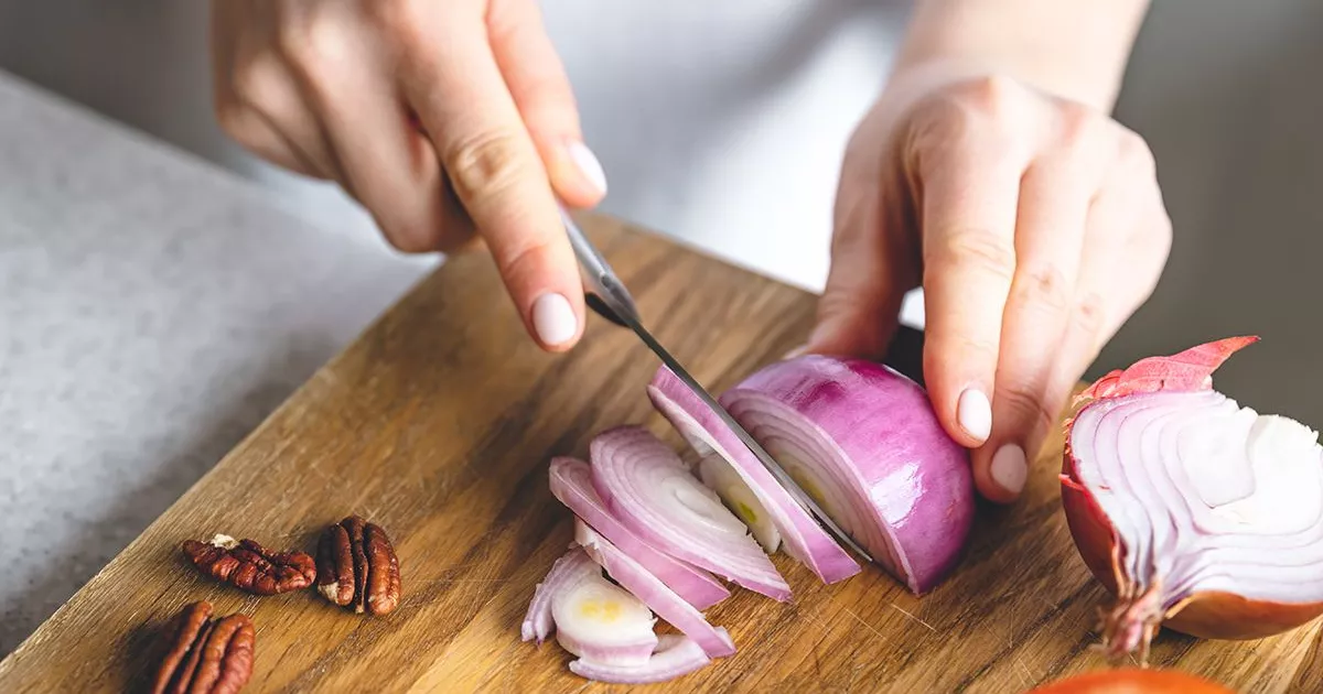 Руки пахнуть луком? 5 способів позбутися запаху за хвилину