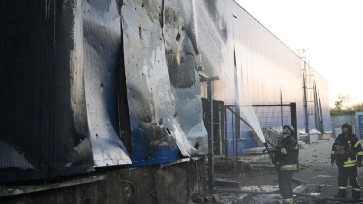 Шість ракет по Запоріжжю: російська атака спричинила пожежу в ТЦ