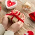 Подарунок до 800 грн: українці підказали несподівані ідеї для коханої на 14 лютого