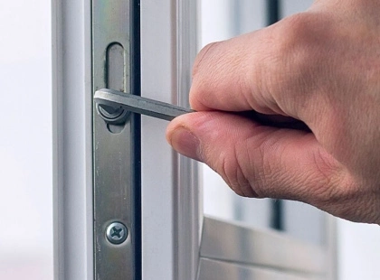 Більше не 'сифонитимуть': українка показала простий лайфхак, як самостійно відрегулювати пластикові вікна