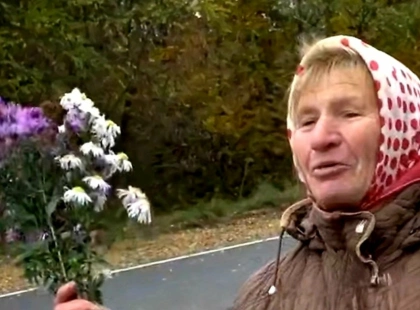 «Щоб усі повернулися додому»: українка зі сльозами зустріла 270 звільнених із полону