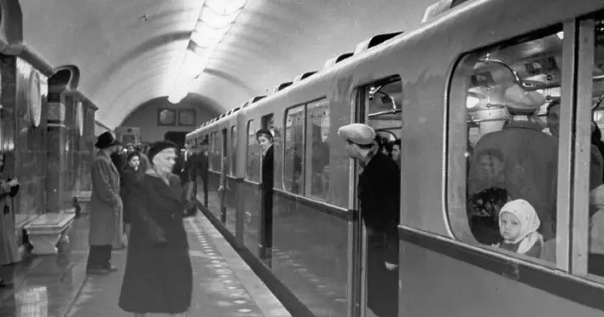 Стильно й вінтажно: як виглядало метро в Києві 65 років тому (фото)