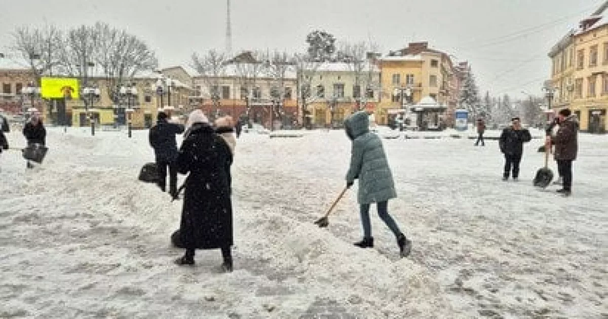 Київ у транспортному колапсі: чому влада провалила боротьбу зі снігом