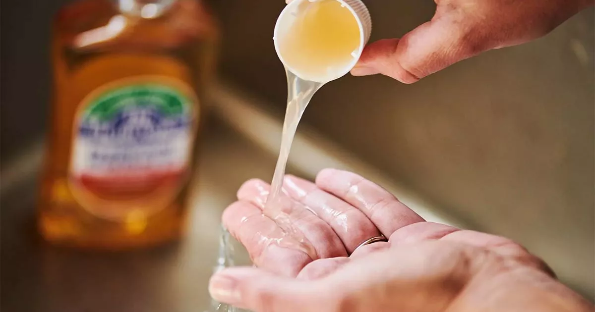 Не мило й не лимон: як легко позбутися запаху часнику з рук після готування