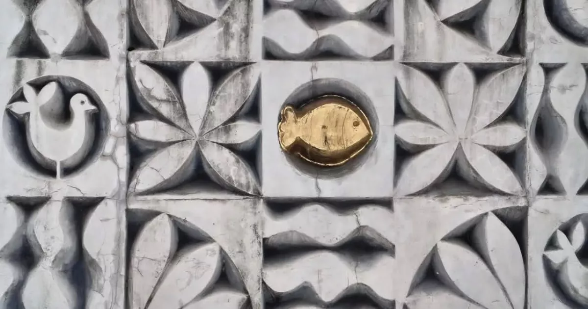 У Дніпрі в стіні вже 50 років замурована золота рибка: як виглядає унікальний об’єкт