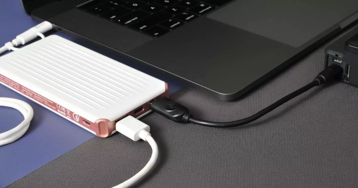 Як зарядити ноутбук без станції — українці засипали ідеями