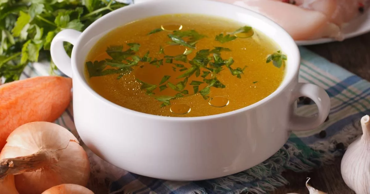 Бульйон завжди як із картинки: що додати, щоб він став золотистим і прозорим