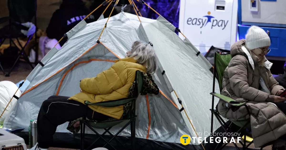 У масках для сну й із палатками: як кияни ховалися в метро під час масованої атаки — репортаж