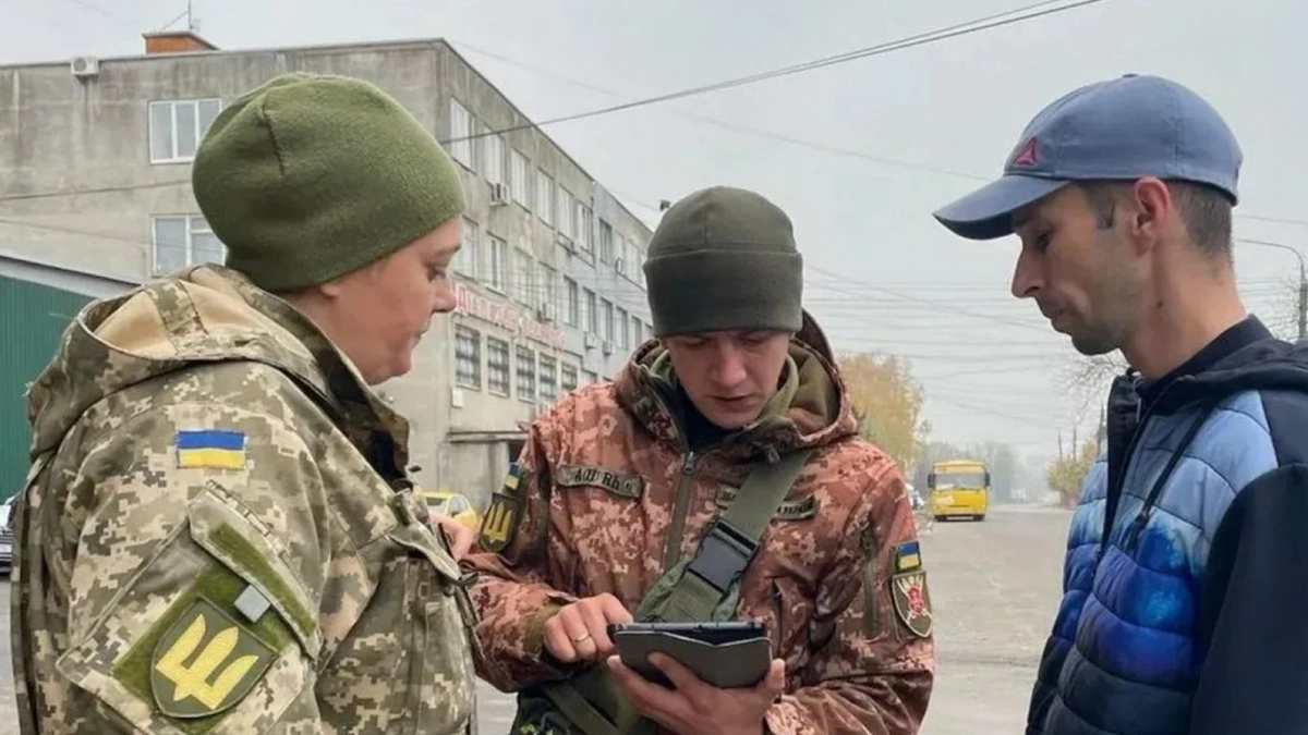 У ТЦК військовозобов’язаним заборонять користуватися телефонами: що передбачає наказ