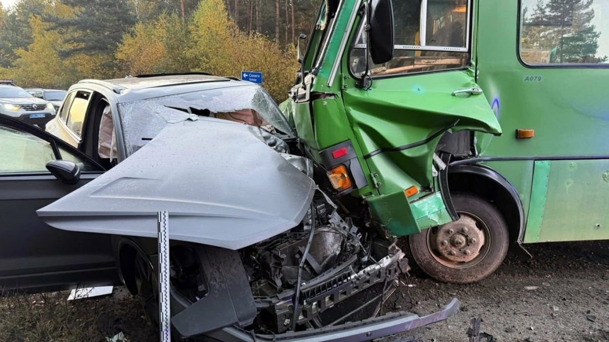 На Львівщині автобус зіткнувся з Volkswagen: п’ятеро людей у лікарні