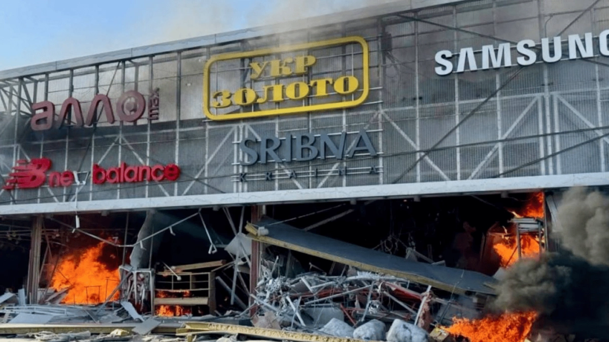 Росія вдарила по ТЦ у Запоріжжі: спалахнула пожежа, попередньо без постраждалих