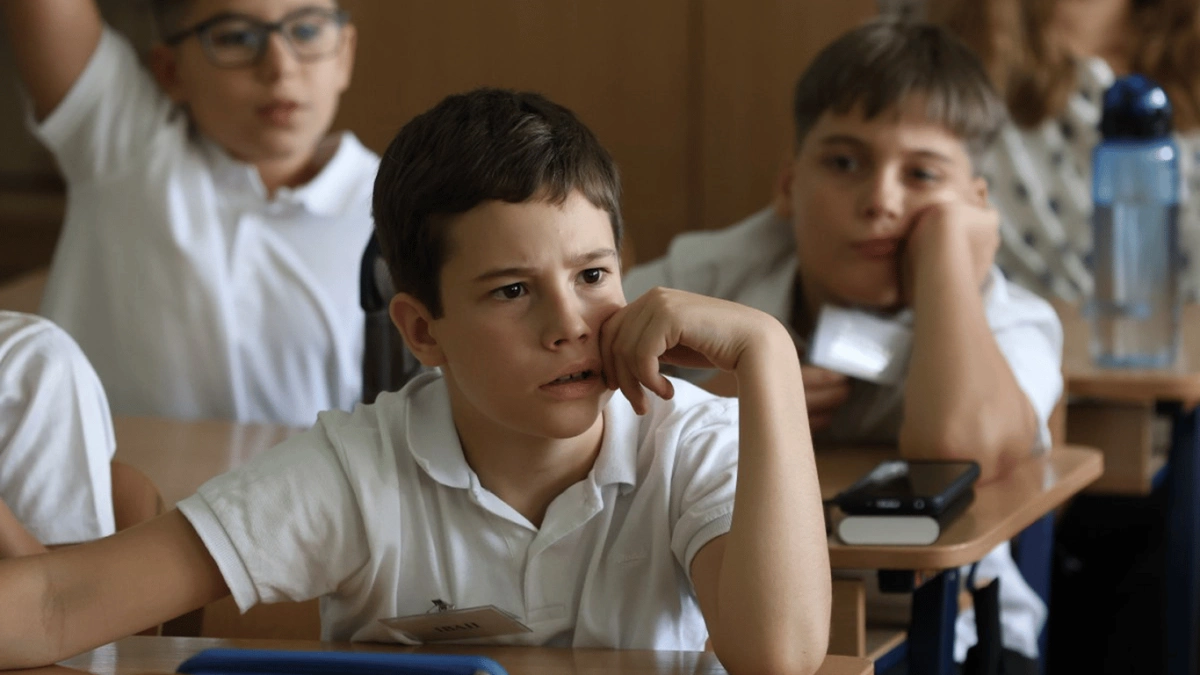 Дитина не ходить до школи: чи можуть батьків позбавити прав