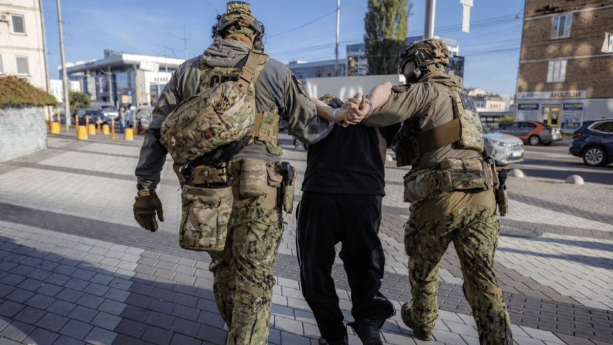 Втекли з фронту до Києва автостопом: СБУ затримала двох військових РФ