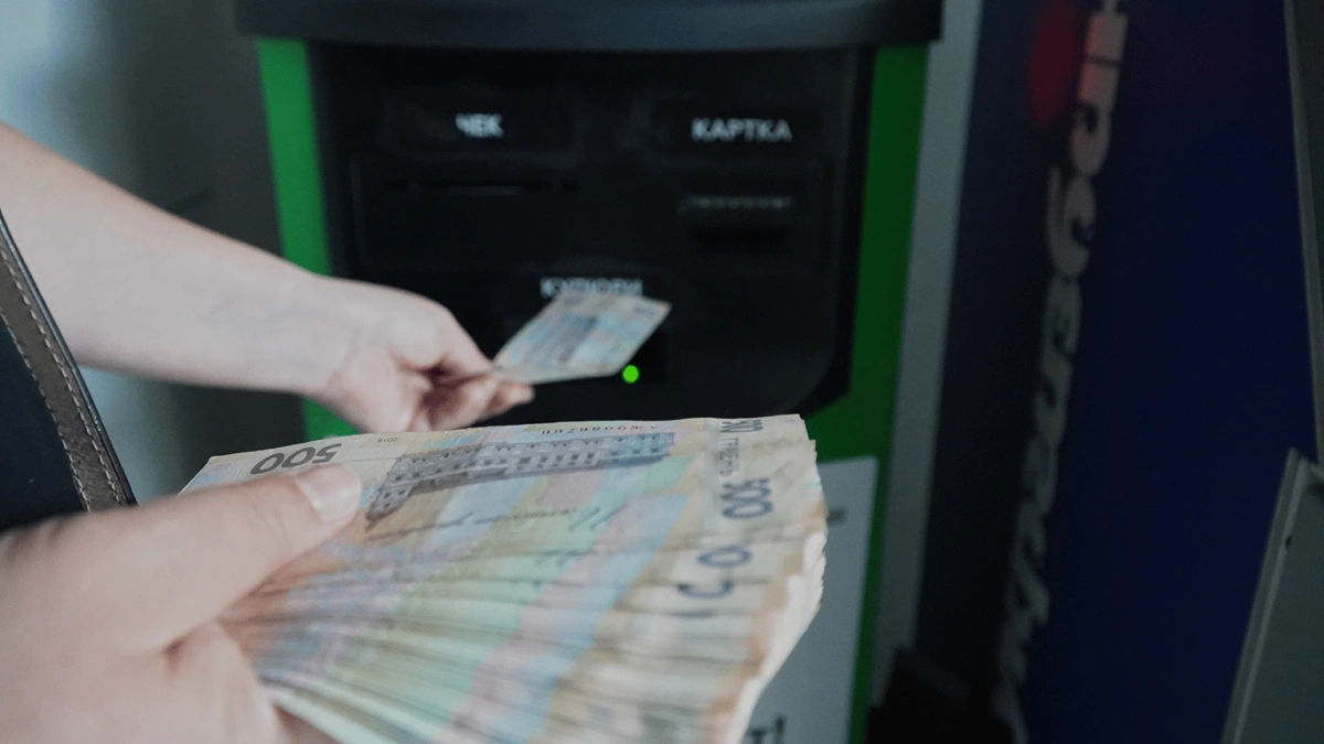 Скільки грошей можна внести на картку через термінал: ліміти банків і EasyPay