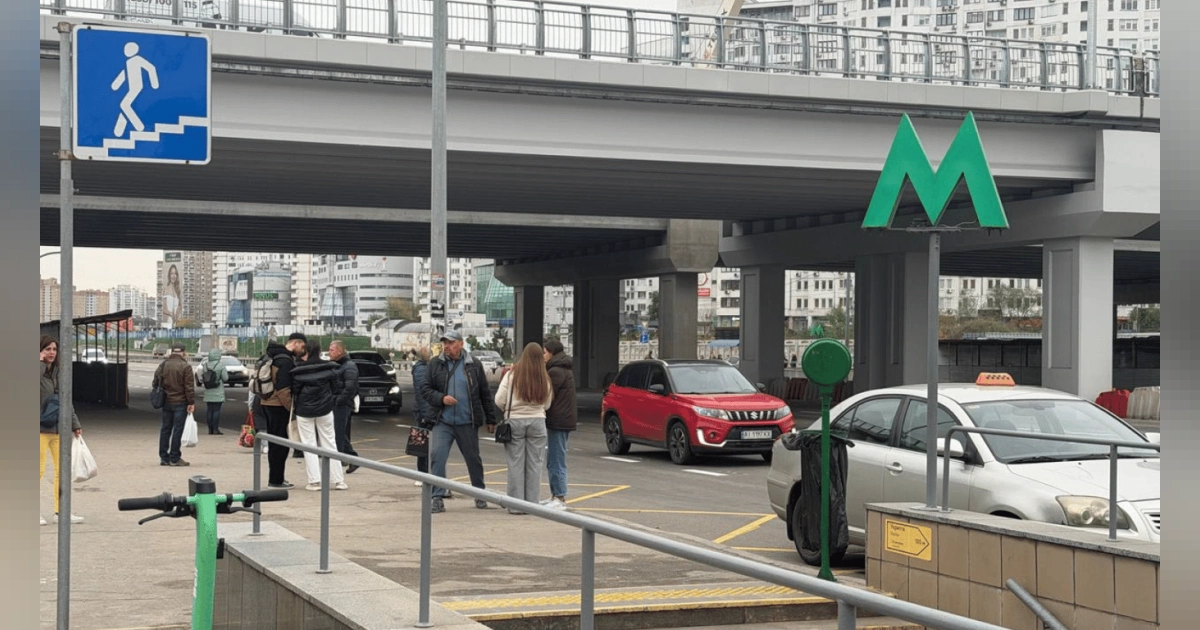 Кияни витрачають до 2,5 години на дорогу з лівого берега: що відбувається на мостах і в метро