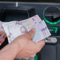 Зарплатна картка має добовий ліміт: скільки можна зняти у жовтні