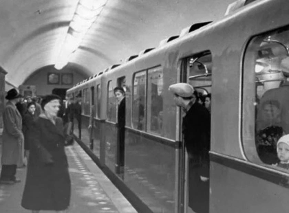Стильно й вінтажно: як виглядало метро в Києві 65 років тому (фото)
