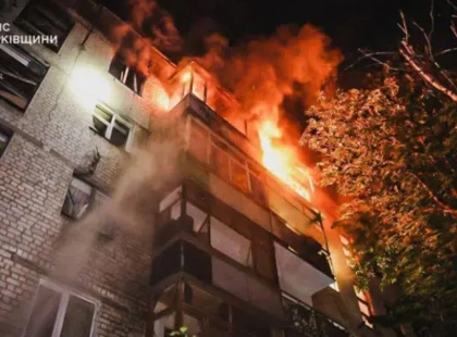 Вигоріли 3 поверхи: що відомо про наслідки попадання дрона в будинок у Харкові (оновлено)