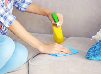 Без дорогих засобів і хімчистки: прості лайфхаки, як швидко вивести плями з дивана чи килима