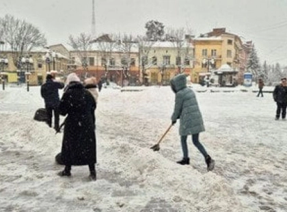 Київ у транспортному колапсі: чому влада провалила боротьбу зі снігом