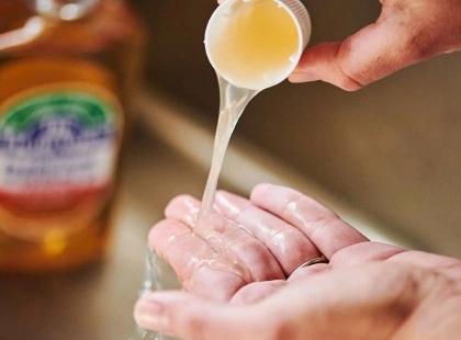 Не мило й не лимон: як легко позбутися запаху часнику з рук після готування