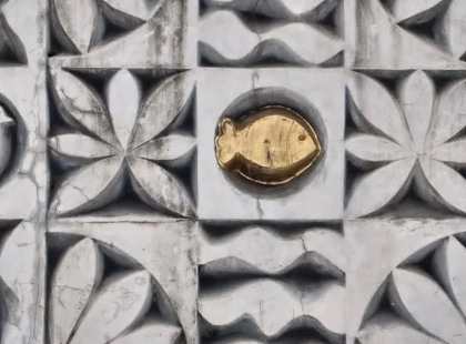 У Дніпрі в стіні вже 50 років замурована золота рибка: як виглядає унікальний об’єкт