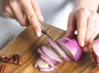 Руки пахнуть луком? 5 способів позбутися запаху за хвилину