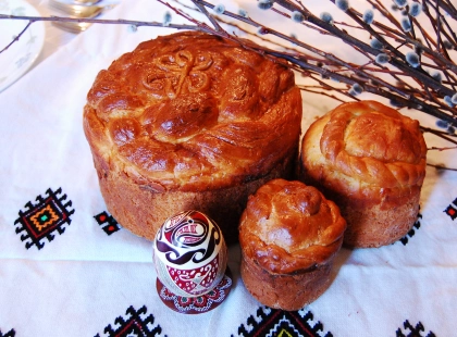 Випікають у печі та прикрашають тістом: якою насправді має бути українська традиційна паска