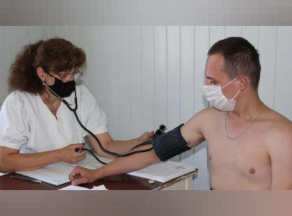 На Буковині лікарка ВЛК підробляла діагнози для зняття чоловіків з обліку — справу закрили