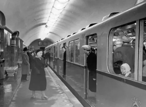 Стильно й вінтажно: як виглядало метро в Києві 65 років тому (фото)