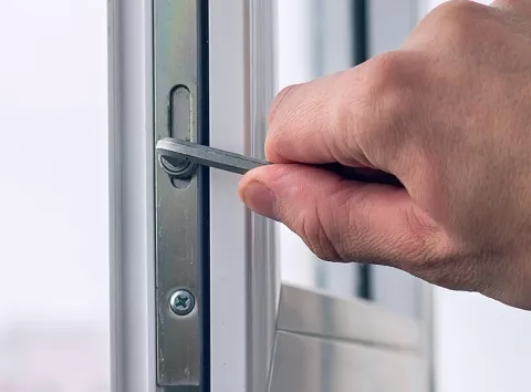 Більше не 'сифонитимуть': українка показала простий лайфхак, як самостійно відрегулювати пластикові вікна