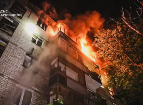 Вигоріли 3 поверхи: що відомо про наслідки попадання дрона в будинок у Харкові (оновлено)