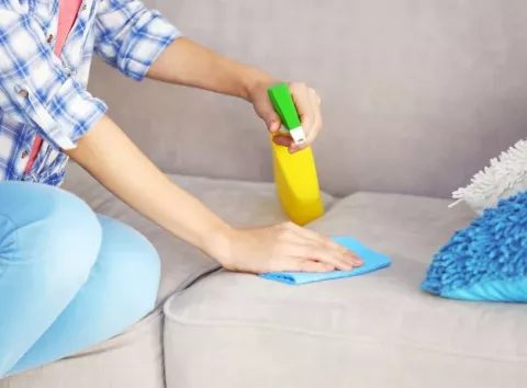 Без дорогих засобів і хімчистки: прості лайфхаки, як швидко вивести плями з дивана чи килима