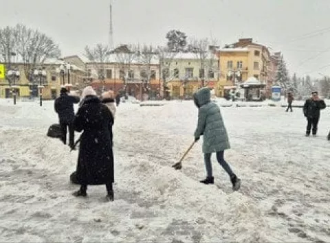 Київ у транспортному колапсі: чому влада провалила боротьбу зі снігом