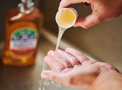 Не мило й не лимон: як легко позбутися запаху часнику з рук після готування