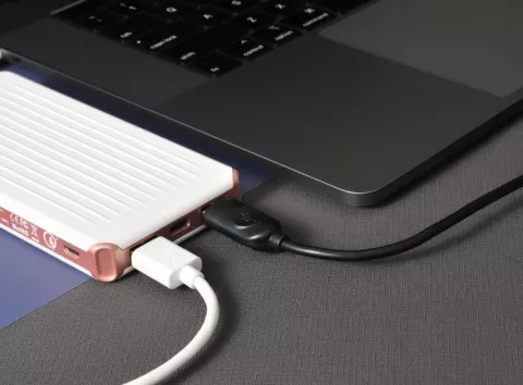 Як зарядити ноутбук без станції — українці засипали ідеями