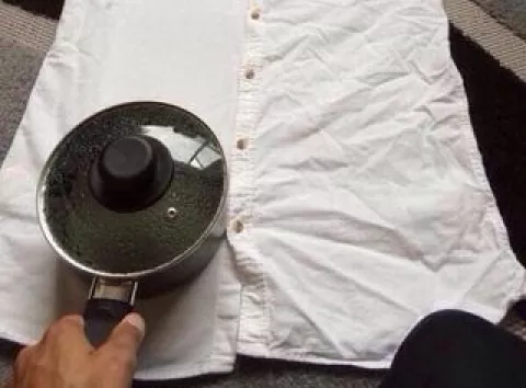 Як за 2 хвилини погладити одяг без електрики: українка показала трюк з каструлею