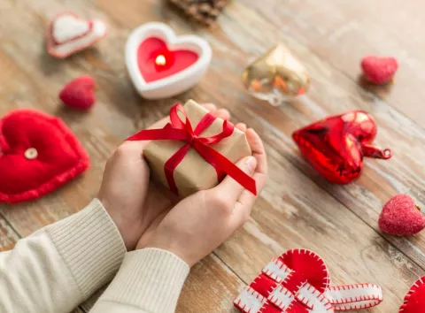 Подарунок до 800 грн: українці підказали несподівані ідеї для коханої на 14 лютого