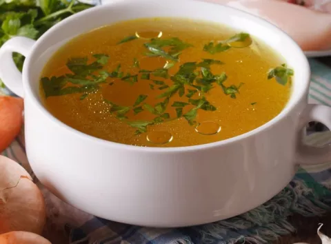 Бульйон завжди як із картинки: що додати, щоб він став золотистим і прозорим