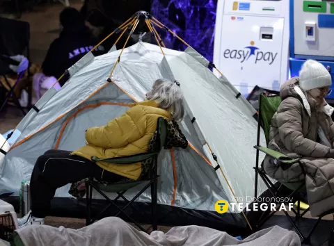 У масках для сну й із палатками: як кияни ховалися в метро під час масованої атаки — репортаж