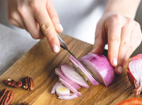Руки пахнуть луком? 5 способів позбутися запаху за хвилину