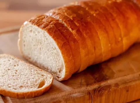 Краєчки хліба товсті, як півбатона: чому хліб нарізають абияк і куди скаржитися